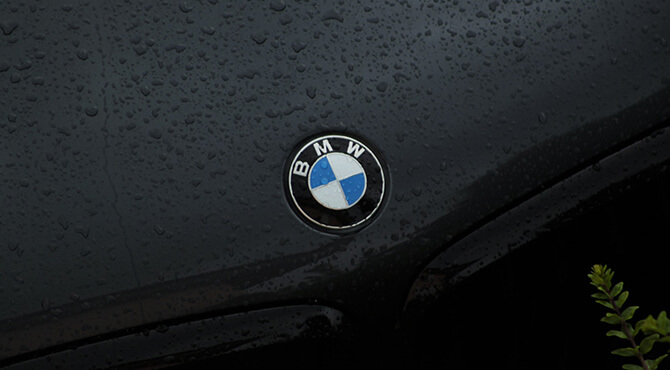 BMW logo na haubi