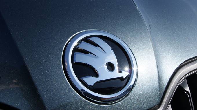 Logo na Škoda automobilu