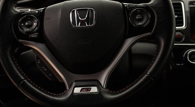 prikaz automobilskog volana sa logoom kompanije Honda